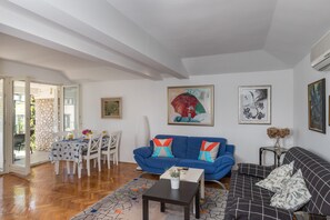 Apartment (Apartment Dubo - One Bedroom Apartmen) | Living room | Flat-screen TV