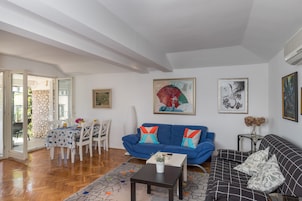 Apartamento (Apartment Dubo - One Bedroom Apartmen) | Sala de estar | Una televisión de pantalla plana