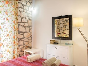 2 chambres, coffre-fort, fer et planche à repasser, lit de bébé portatif