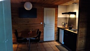 Réfrigérateur, micro-ondes, plaque de cuisson, cafetiÚre/bouilloire