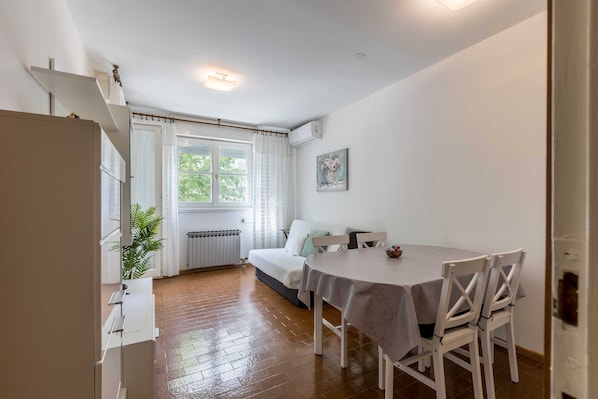 Apartment (One Bedroom Apartment) | Esszimmer