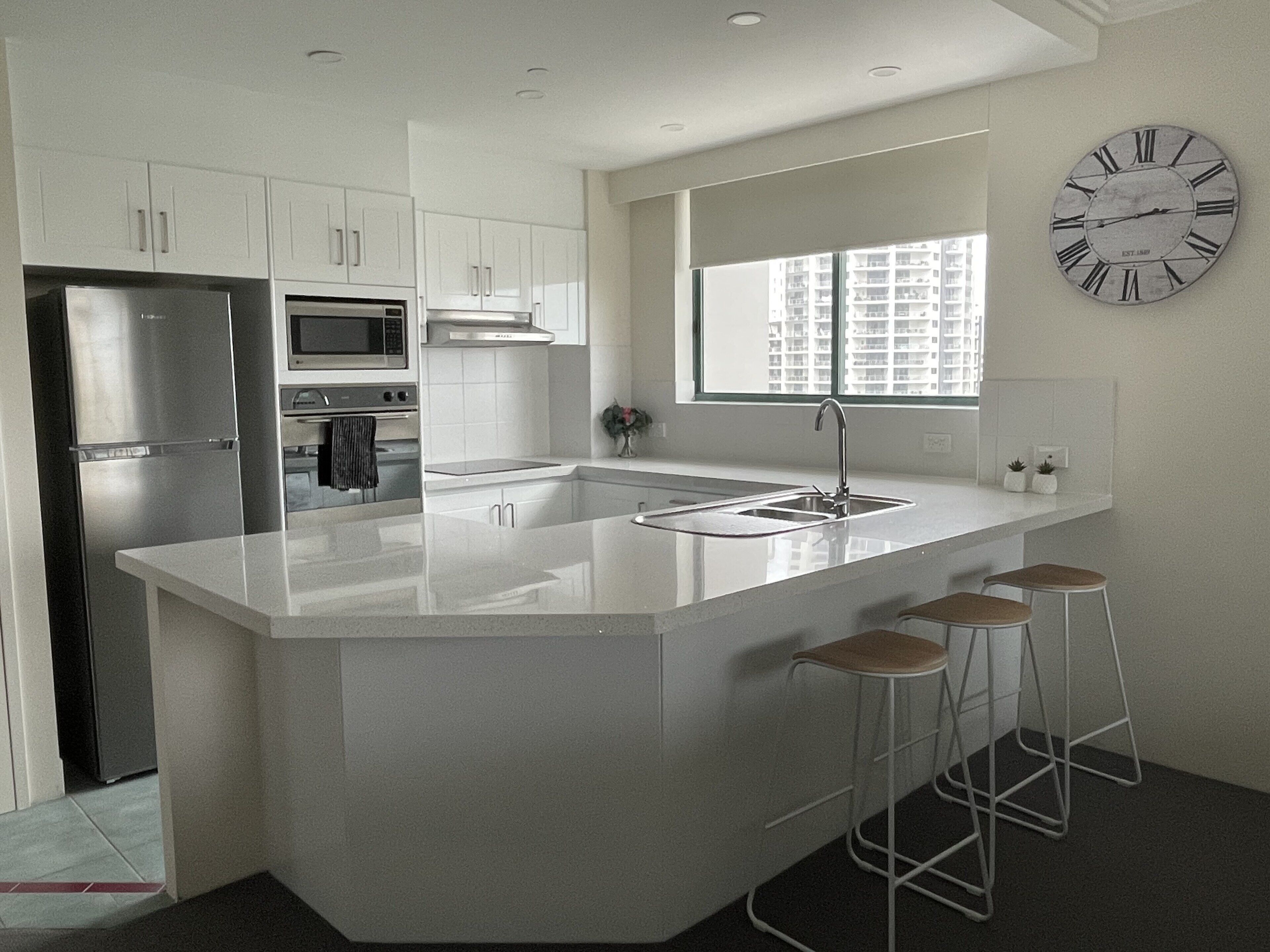 Crown Towers Private Holiday Apartment- Surfers Paradise — image 2