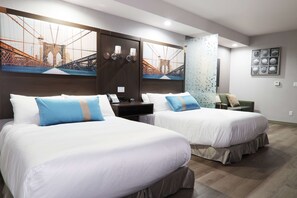 Suite, 2 camas Queen size, con acceso para personas discapacitadas, tina (with Sofabed) | Caja de seguridad en la habitación y escritorio 