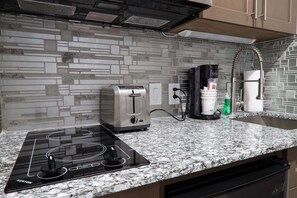 In-room safe, desk, laptop workspace, free cots/infant beds - Hotel Manhattan, BW Signature Collection (New Caney)