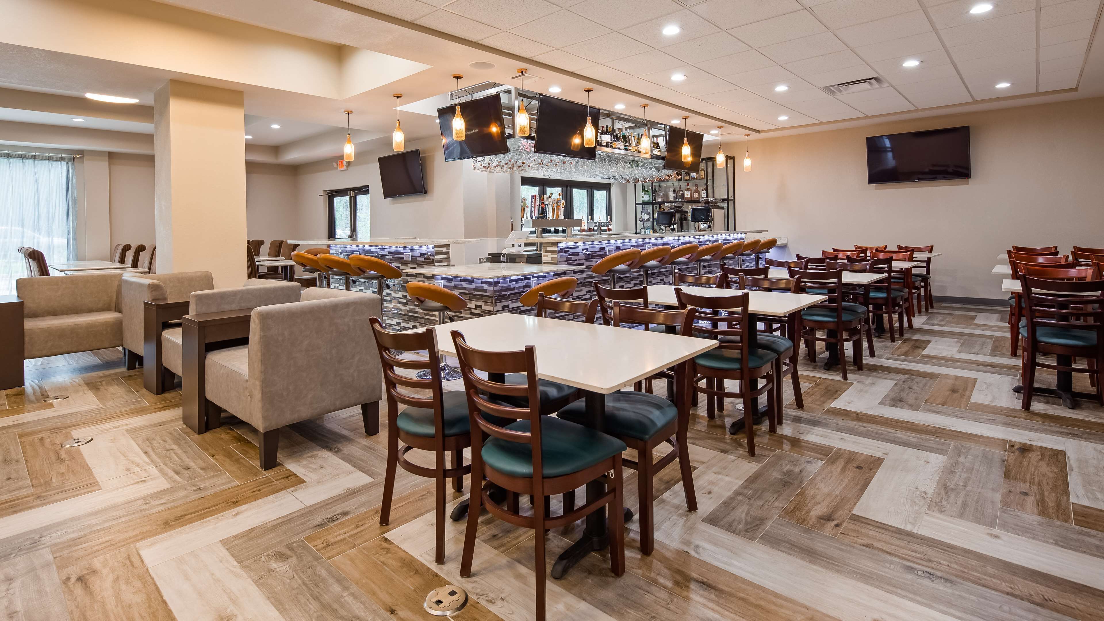 Daily buffet breakfast (USD 14.99 per person)