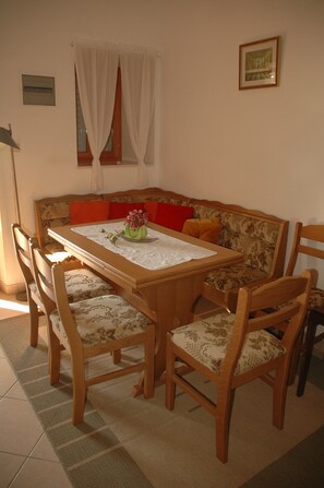Apartment (Two-Bedroom Apartment with Terrace) | In-room dining - Apartment Vukorep (Dubrovnik)