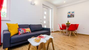 Departamento (Apartment Moon River - Two-Bedroom Ap) | Sala de estar | Televisión de pantalla plana