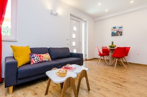 Apartment (Apartment Moon River - Two-Bedroom Ap) | Living room
