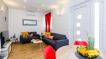 Apartment (Apartment Moon River - Two-Bedroom Ap) | Living room | Flat-screen TV