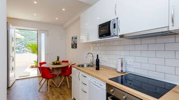 Departamento (Apartment Moon River - Two-Bedroom Ap) | Cocina privada | Cafetera y tetera, refrigerador, microondas y parrilla de estufa