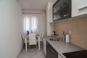 Studio (Studio with Terrace) | Eigene Kochnische | Kühlschrank, Herdplatte, Wasserkocher, Kochgeschirr/Geschirr/Besteck