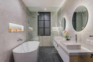 Deluxe-Villa, 4 Schlafzimmer | Badezimmer | Badewanne und Dusche (separat), Regendusche, Haartrockner