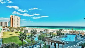 Resort com piscina, praia e vista para o oceano.