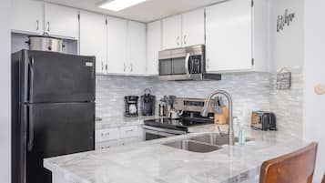 Réfrigérateur, micro-ondes, four, plaque de cuisson