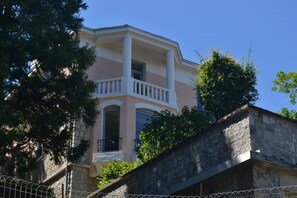 Exterior detail - Le Bompard*** 50 m² Art Deco villa with garden (Rodez)