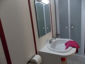 Baignoire, séchoir à cheveux