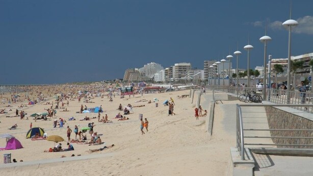 A crowded beach with people sunbathing and walking. - Gite in the heart of an artisan village - marsh views - near ocean (Sallertaine)