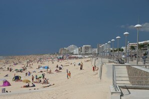 A crowded beach with people sunbathing and walking. - Vacation home in the heart of an artists' village—view of the moor—near the sea (Sallertaine)