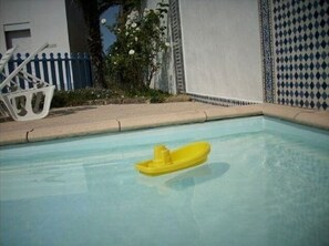 Una piscina al aire libre, una piscina climatizada
