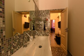 Een bad/douchecombinatie, een haardroger, een bidet, handdoeken