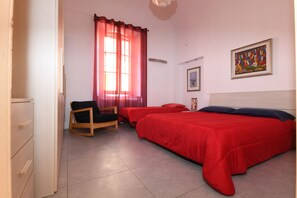 2 slaapkamers, een bureau, een strijkplank/strijkijzer, gratis wifi