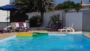 Una piscina al aire libre, una piscina climatizada