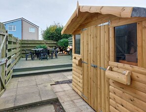 Outdoor dining - Swn Y Tonnau, Sound of the Waves in Tywyn (Tywyn)