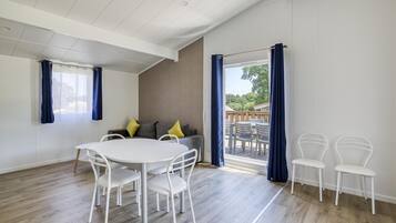 Cottage 6 personnes - 3 chambres | Living area | 81-cm flat-screen TV with satellite channels, TV, table tennis