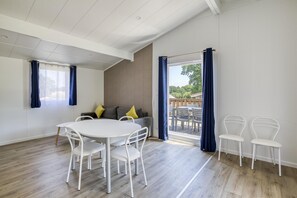 Cottage 6 personnes - 3 chambres | Living area | 81-cm flat-screen TV with satellite channels, TV, ping pong - Domaine Mélusine (Les Epesses)