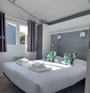 Verdunkelungsvorhänge, schallisolierte Zimmer, Bügeleisen/Bügelbrett