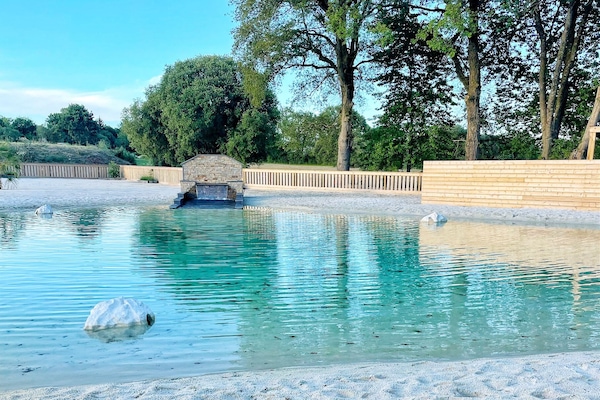 Een seizoensgebonden buitenzwembad, gratis zwembadcabana's