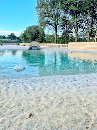 Una piscina al aire libre de temporada, camas de piscina gratis. Domaine Mélusine