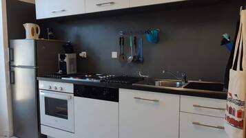 Køleskab, mikrobølgeovn, ovn, kogeplade