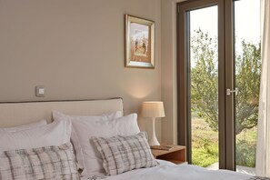 3 bedrooms, in-room safe, iron/ironing board, travel cot