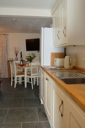 Refrigerador, microondas, lavavajillas y tostadora