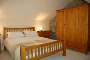 2 bedrooms, travel crib, internet