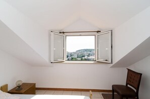 Apartment (One Bedroom Apt with Balcony)