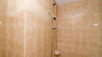 Twin Room (Twin Room with Balcony) | Bathroom | Shower, towels