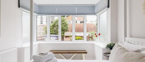 3 bedrooms, in-room safe, iron/ironing board, travel cot