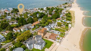 Nær stranden og strandhåndklær