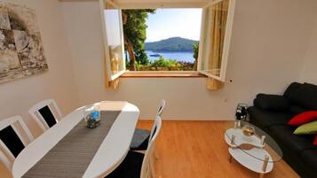 Apartment (Apartment Charming Arena - One Bedroo) | Living room | TV