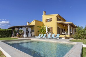 A yellow villa with a swimming pool, lounge chairs, and a covered patio area. - Rustic property with 3 bedrooms, 2 bathrooms, pool and barbecue. (Inca)