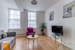 TV - Stylish Scandi 1 Bed Flat in Camberwell (3 mins to transport)  (London)