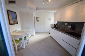 Apartamento (Two Bedroom Apartment with Partial Se) | Cocina privada | Frigorífico y mesa de comedor