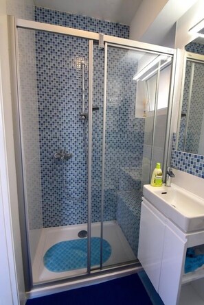 Apartment (Two Bedroom Apartment with Partial Se) | Badezimmer | Dusche, Handtücher, Shampoo