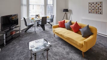 Apartment | Living room | Flat-screen TV