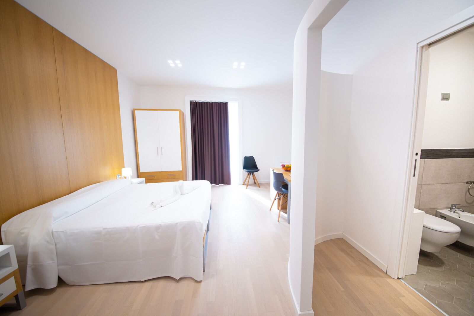 Kolmen hengen deluxe-huone | Ylelliset vuodevaatteet, untuvapeitot, memory foam -patjalliset sängyt