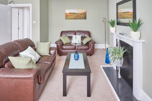 Apartment | Living room | Flat-screen TV
