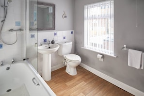 Apartment | Bathroom | Free toiletries