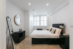 Deluxe Three Bedroom Penthouse with Balcony | Soundproofing, cribs/infant beds, free WiFi, bed sheets - Urban Chic - Shaftesbury (London)